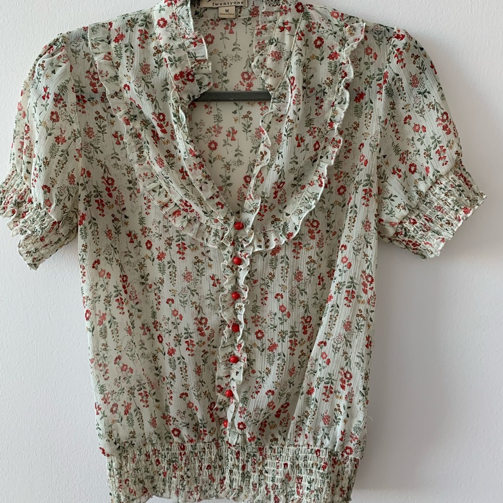 Its a unique top which sizes M but fits for a S .